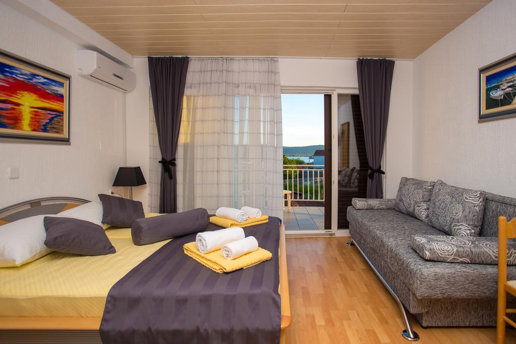 Lanterna Rooms Turanj Exterior photo